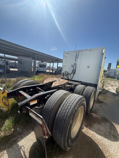Freightliner Cascadia Day Cab LNG, 2015 - Cummins ISX12 G 400 HP, 10 Speed, Natural Gas Tractor - Image 3