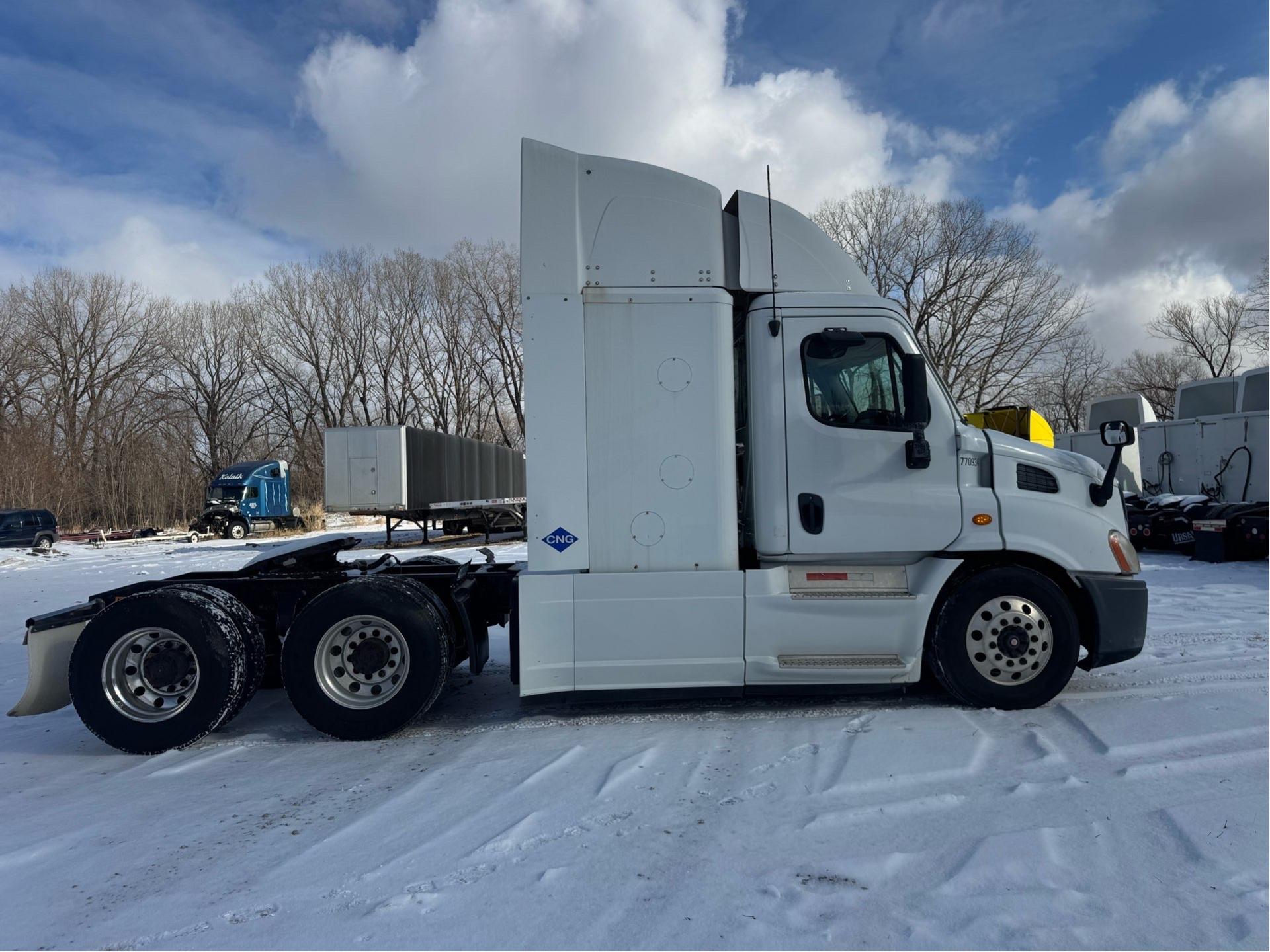 2015 Freightliner Cascadia Day Cab LNG - Cummins ISX12 G 400 HP, 10 Speed, Natural Gas Tractor - Image 3