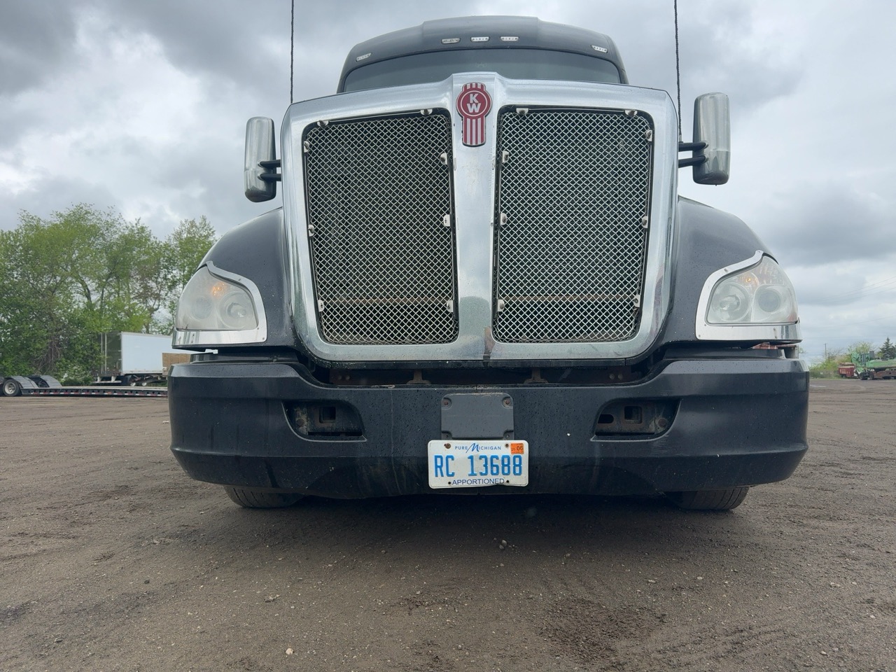 2020 Kenworth T680 76" Sleeper – PACCAR MX-13 455HP – Eaton 12-Speed Auto – Double Bunk - Image 3