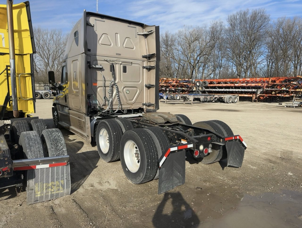 2015 Freightliner Cascadia Sleeper – Detroit DD15 455HP – Eaton 10 Speed – Tandem Axle Highway Tractor - Image 3