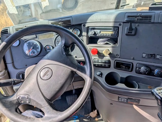 2014 FREIGHTLINER Cascadia Sleeper Semi Truck - Image 10