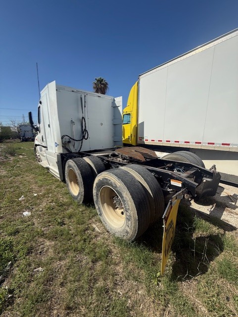 Freightliner Cascadia Day Cab LNG, 2015 - Cummins ISX12 G 400 HP, 10 Speed, Natural Gas Tractor - Image 4