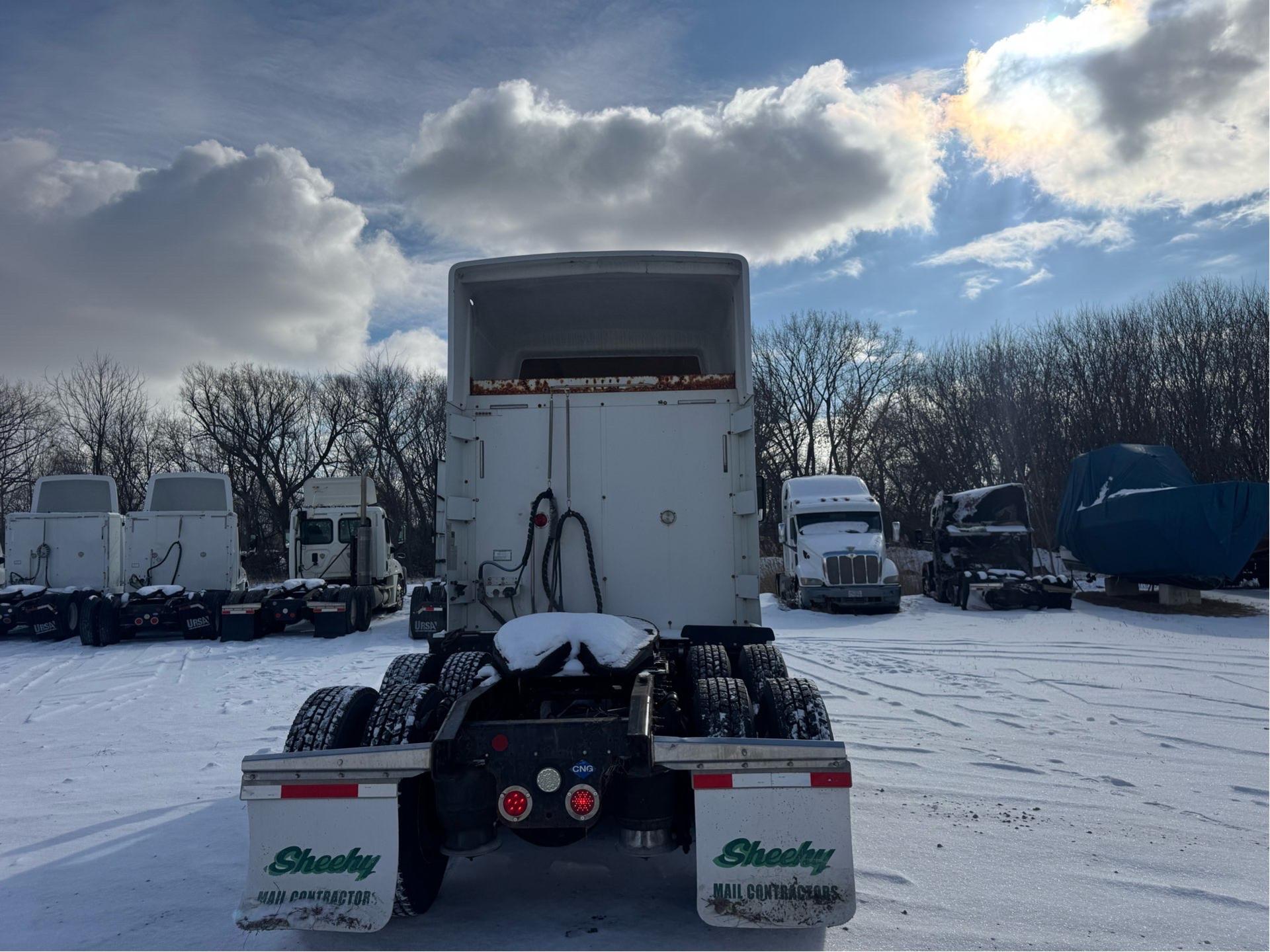 2015 Freightliner Cascadia Day Cab LNG - Cummins ISX12 G 400 HP, 10 Speed, Natural Gas Tractor - Image 4