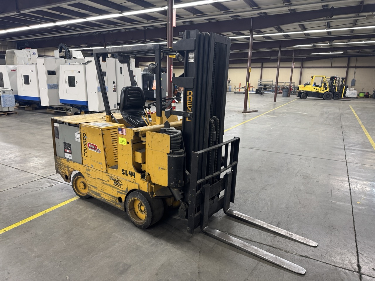 Drexel SL44/4 4,400 Lb Capacity Electric Forklift, Swing Reach Mast, Narrow Aisle - Image 4