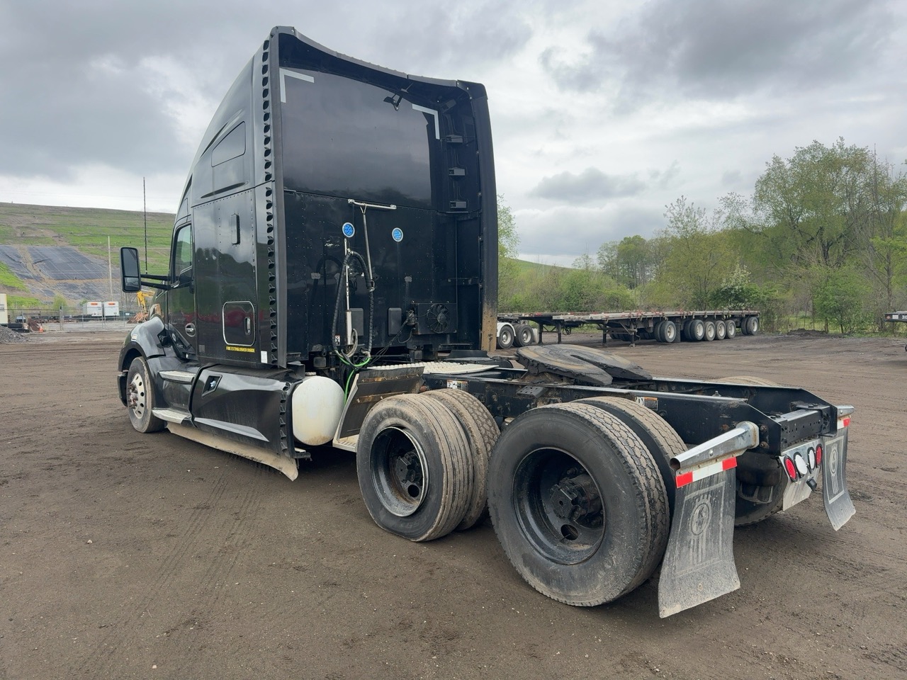 2020 Kenworth T680 76" Sleeper – PACCAR MX-13 455HP – Eaton 12-Speed Auto – Double Bunk - Image 4