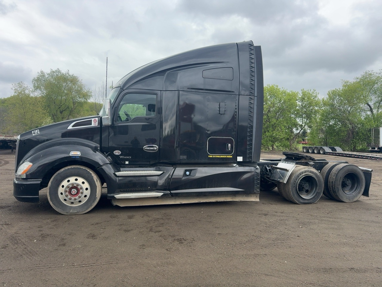 2020 Kenworth T680 76" Sleeper – PACCAR MX-13 455HP – Eaton 12-Speed Auto – Double Bunk - Image 5