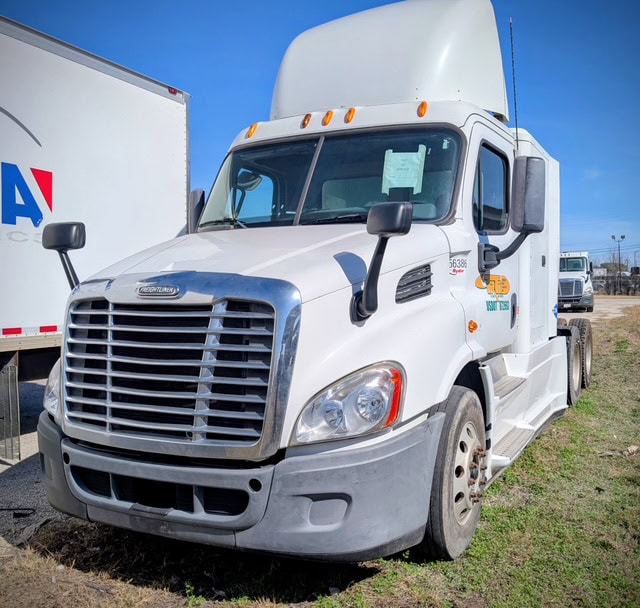 2014 FREIGHTLINER Cascadia Sleeper Semi Truck - Image 5