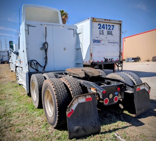 2014 FREIGHTLINER Cascadia Sleeper Semi Truck - Image 11