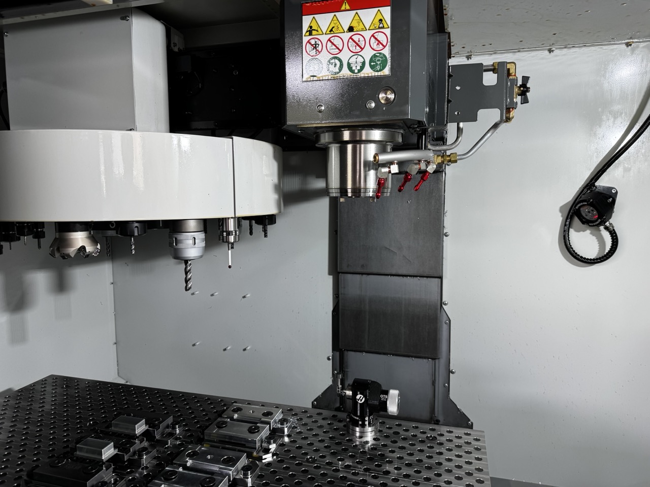 Haas Mini Mill 2 VMC, 2022 - 10k Spindle, WIPS, Rigid Tap, High Flow Coolant, Chip Auger, Low Hours - Image 4