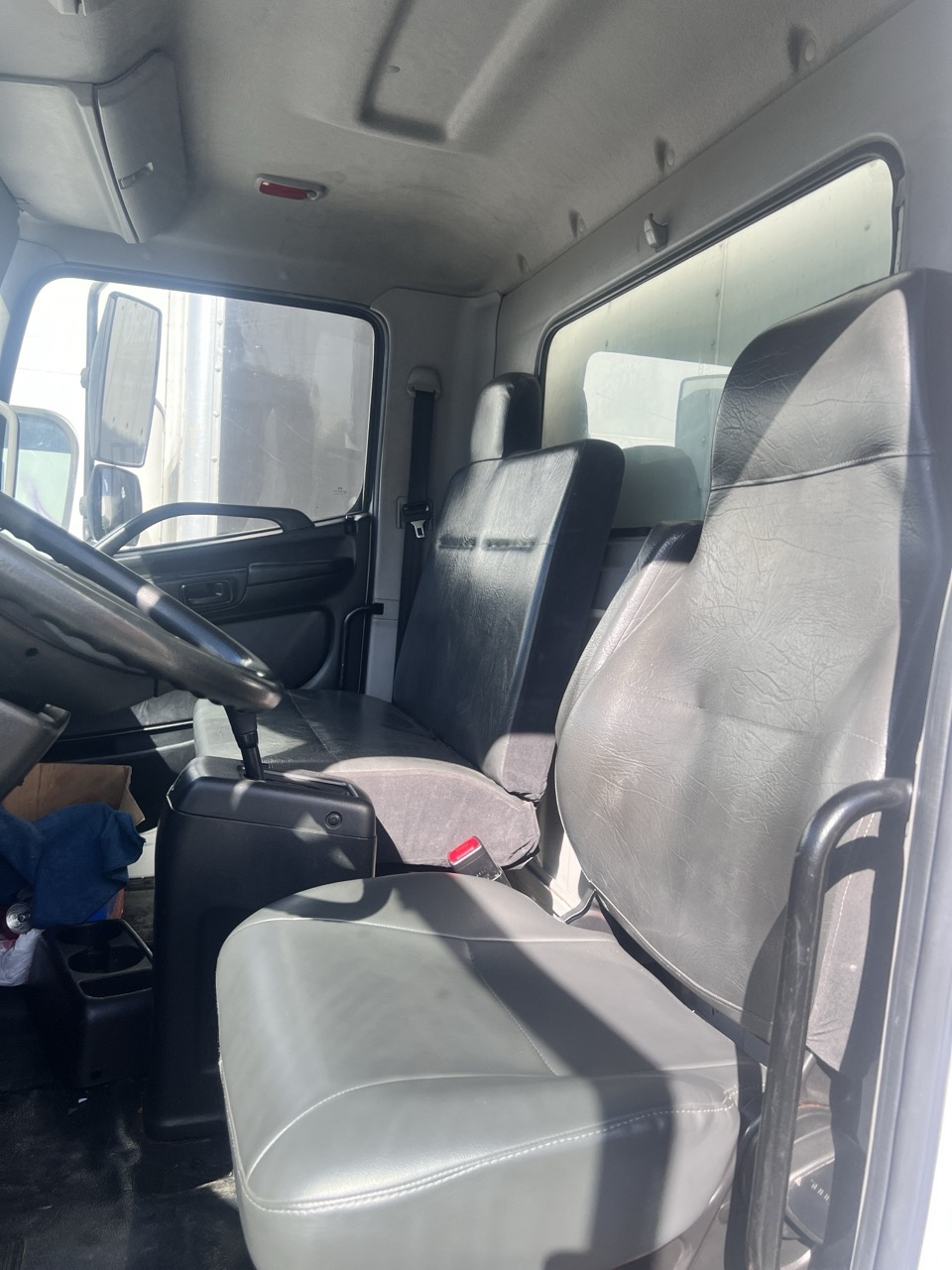 2020 Hino 268 Box Truck – 26' Dry Van, Cummins B6.7 Diesel, Allison Automatic, Air Brake, Liftgate - Image 4
