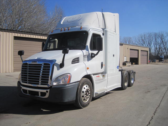 2015 Freightliner Cascadia Day Cab LNG - Cummins ISX12 G 400 HP, 10 Speed, Natural Gas Tractor - Image 6