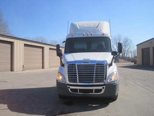 2015 Freightliner Cascadia Day Cab LNG - Cummins ISX12 G 400 HP, 10 Speed, Natural Gas Tractor - Image 7