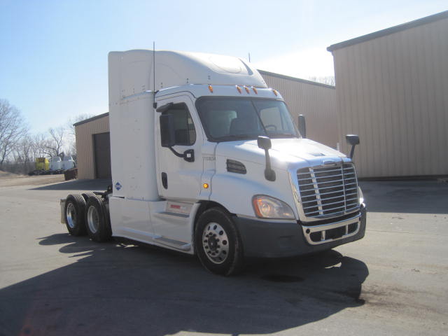 2015 Freightliner Cascadia Day Cab LNG - Cummins ISX12 G 400 HP, 10 Speed, Natural Gas Tractor - Image 8