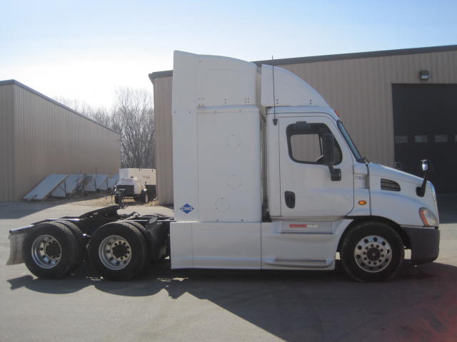 2015 Freightliner Cascadia Day Cab LNG - Cummins ISX12 G 400 HP, 10 Speed, Natural Gas Tractor - Image 9