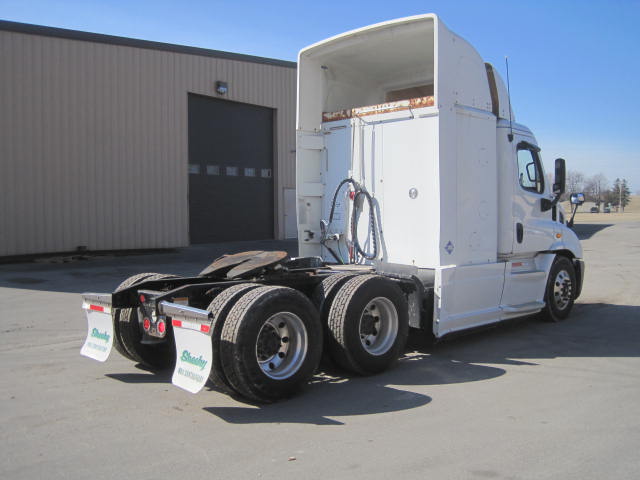 2015 Freightliner Cascadia Day Cab LNG - Cummins ISX12 G 400 HP, 10 Speed, Natural Gas Tractor - Image 10