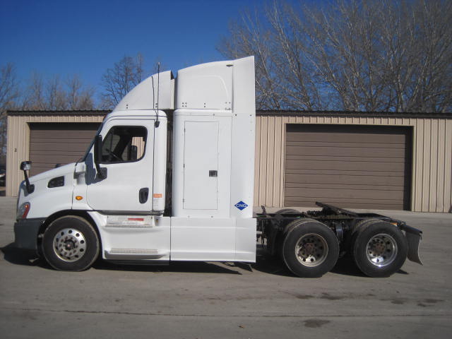 2015 Freightliner Cascadia Day Cab LNG - Cummins ISX12 G 400 HP, 10 Speed, Natural Gas Tractor - Image 13