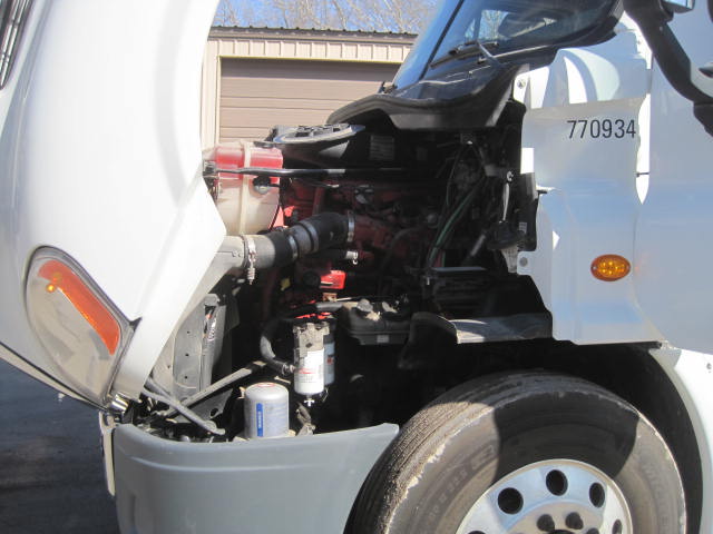 2015 Freightliner Cascadia Day Cab LNG - Cummins ISX12 G 400 HP, 10 Speed, Natural Gas Tractor - Image 16