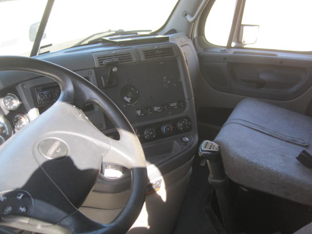 2015 Freightliner Cascadia Day Cab LNG - Cummins ISX12 G 400 HP, 10 Speed, Natural Gas Tractor - Image 31