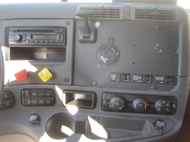 2015 Freightliner Cascadia Day Cab LNG - Cummins ISX12 G 400 HP, 10 Speed, Natural Gas Tractor - Image 32