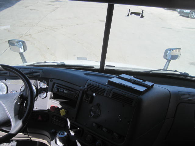 2015 Freightliner Cascadia Day Cab LNG - Cummins ISX12 G 400 HP, 10 Speed, Natural Gas Tractor - Image 33