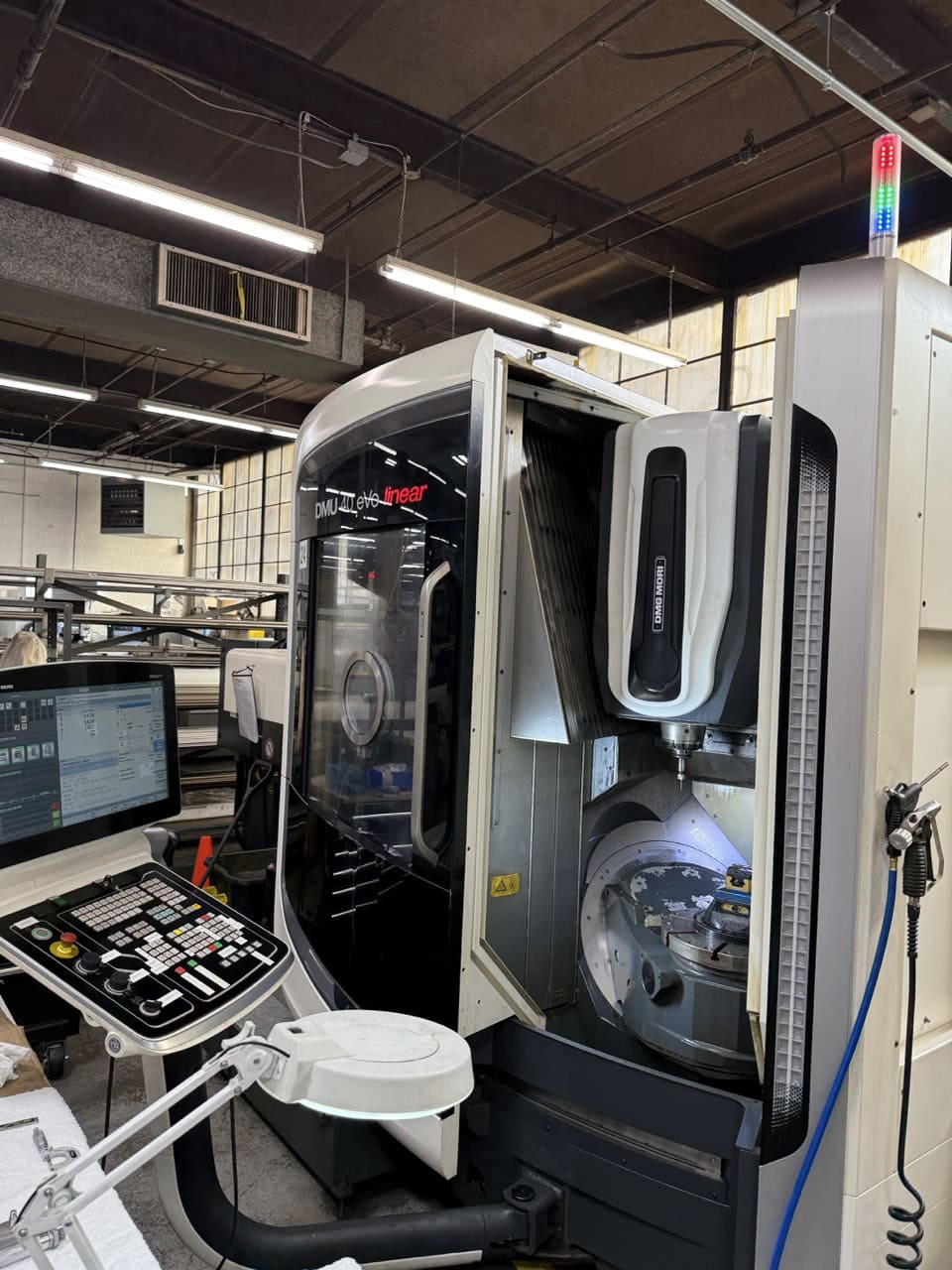 DMG Mori DMU 40 eVo Linear UMC, 2016 - Full 5 Axis, Through Spindle Coolant, Renishaw Probe, Siemens Control, Chip Conveyor
