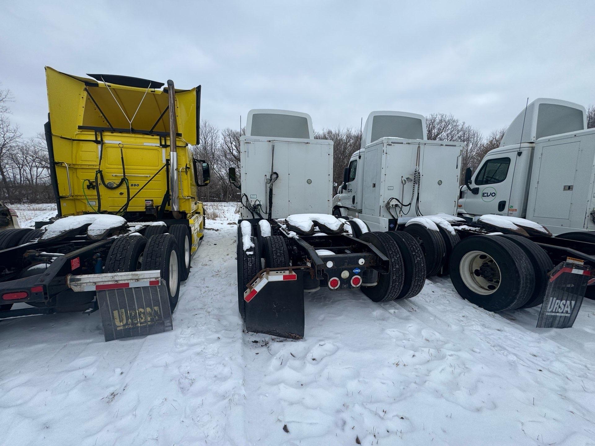 2015 Freightliner Cascadia Day Cab LNG - Cummins ISX12 G 400 HP, 10 Speed, Natural Gas Tractor - Image 9