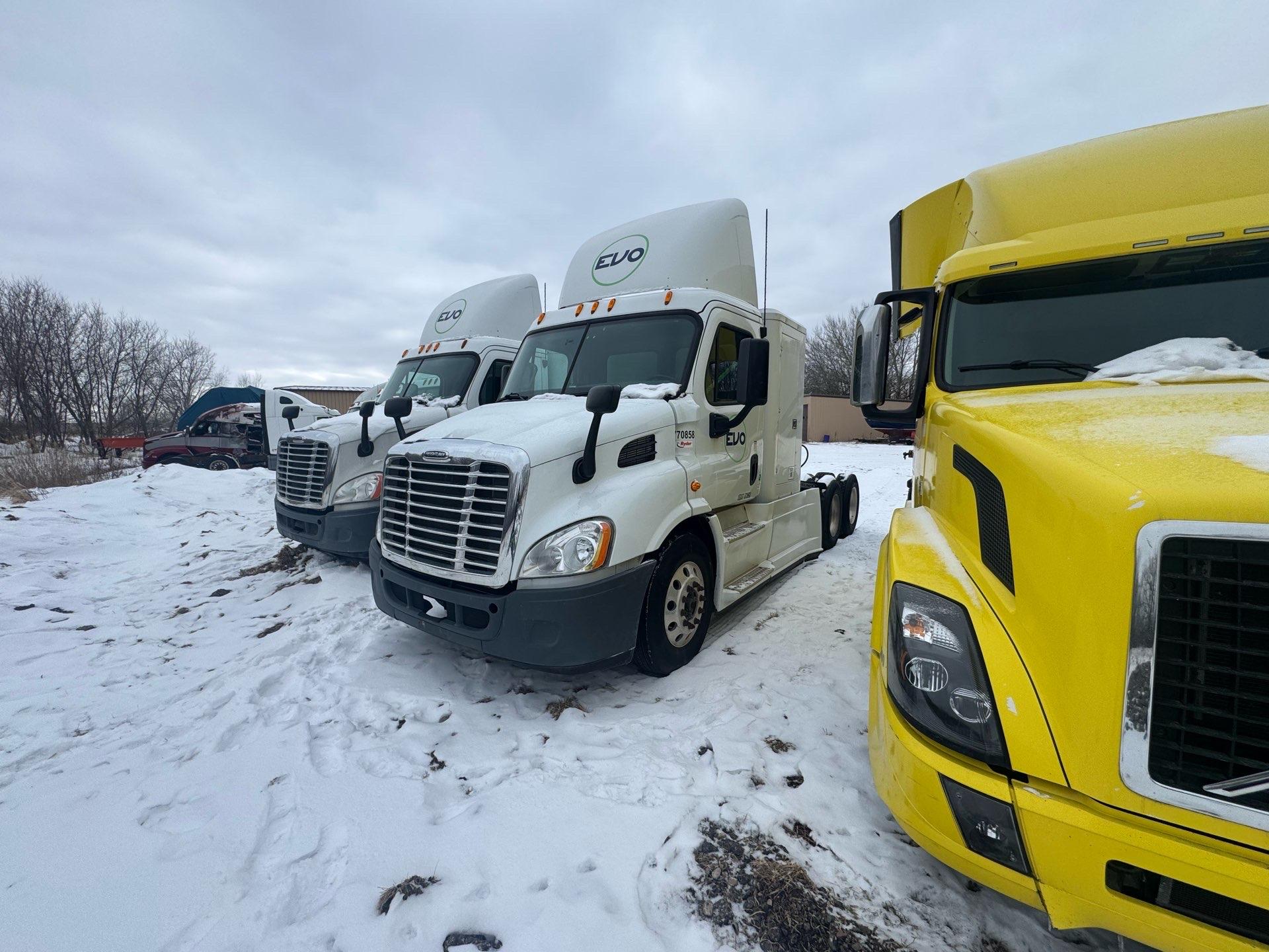 2015 Freightliner Cascadia Day Cab LNG - Cummins ISX12 G 400 HP, 10 Speed, Natural Gas Tractor - Image 10