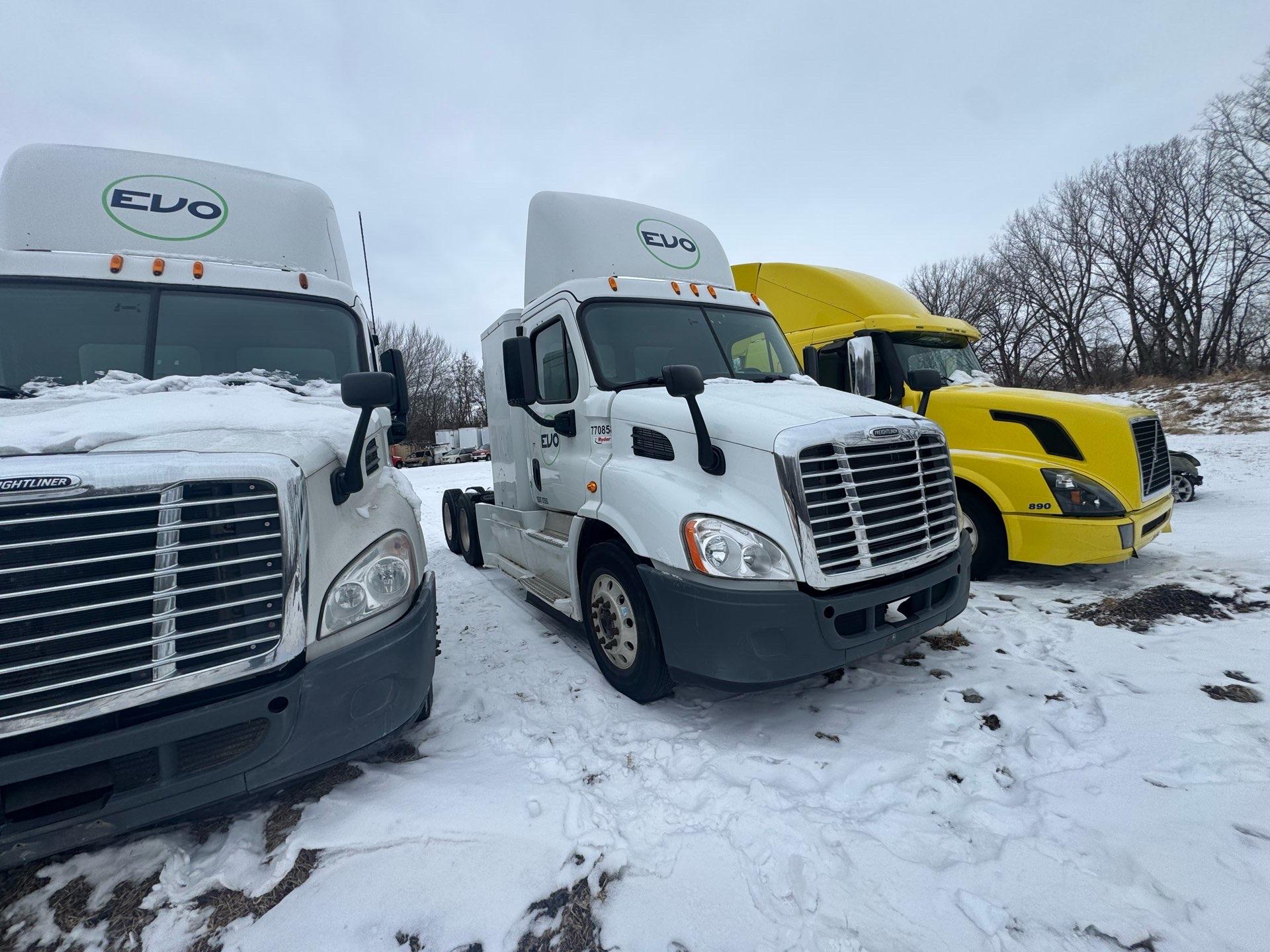 2015 Freightliner Cascadia Day Cab LNG - Cummins ISX12 G 400 HP, 10 Speed, Natural Gas Tractor - Image 11