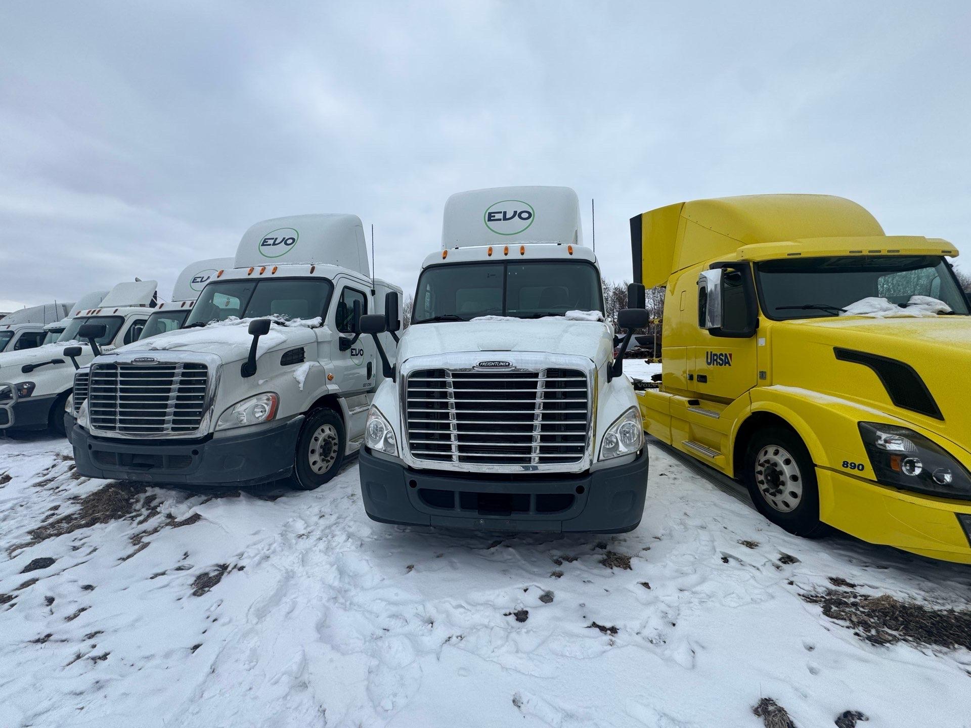 2015 Freightliner Cascadia Day Cab LNG - Cummins ISX12 G 400 HP, 10 Speed, Natural Gas Tractor - Image 12