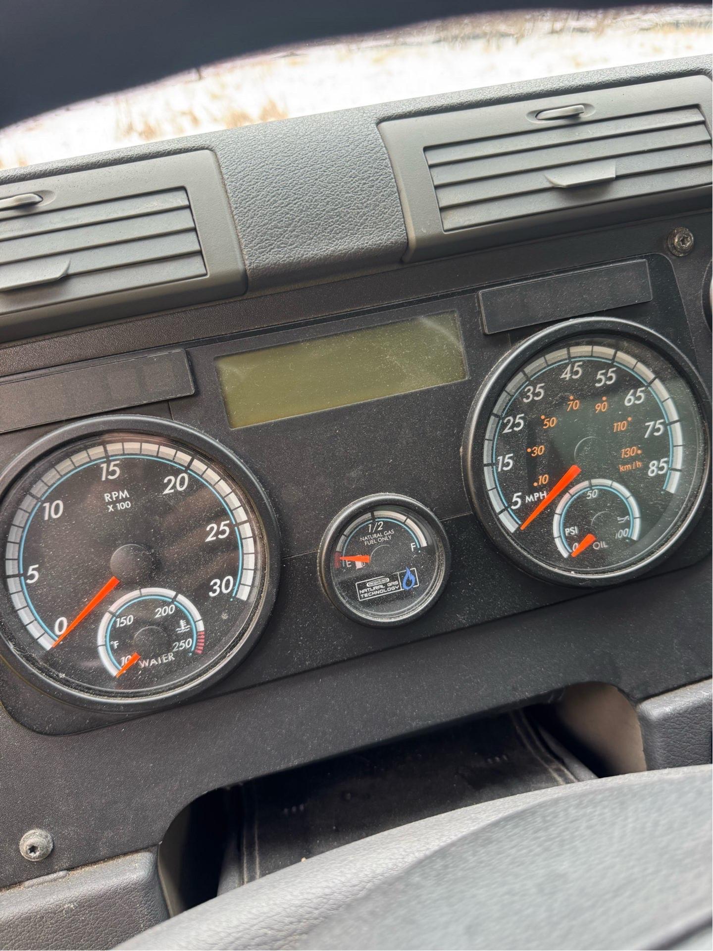 2015 Freightliner Cascadia Day Cab LNG - Cummins ISX12 G 400 HP, 10 Speed, Natural Gas Tractor - Image 13