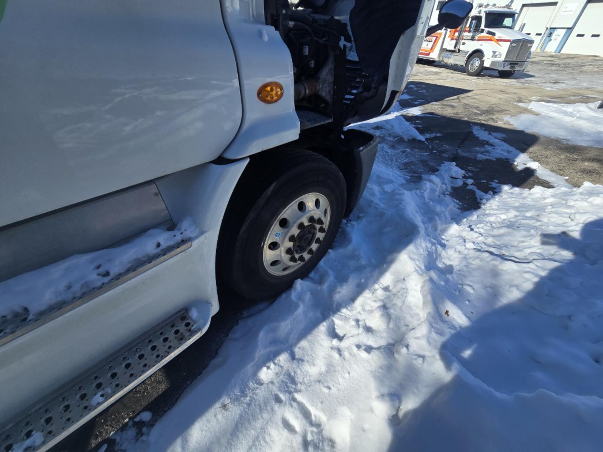 2015 Freightliner Cascadia Day Cab LNG - Cummins ISX12 G 400 HP, 10 Speed, Natural Gas Tractor - Image 2