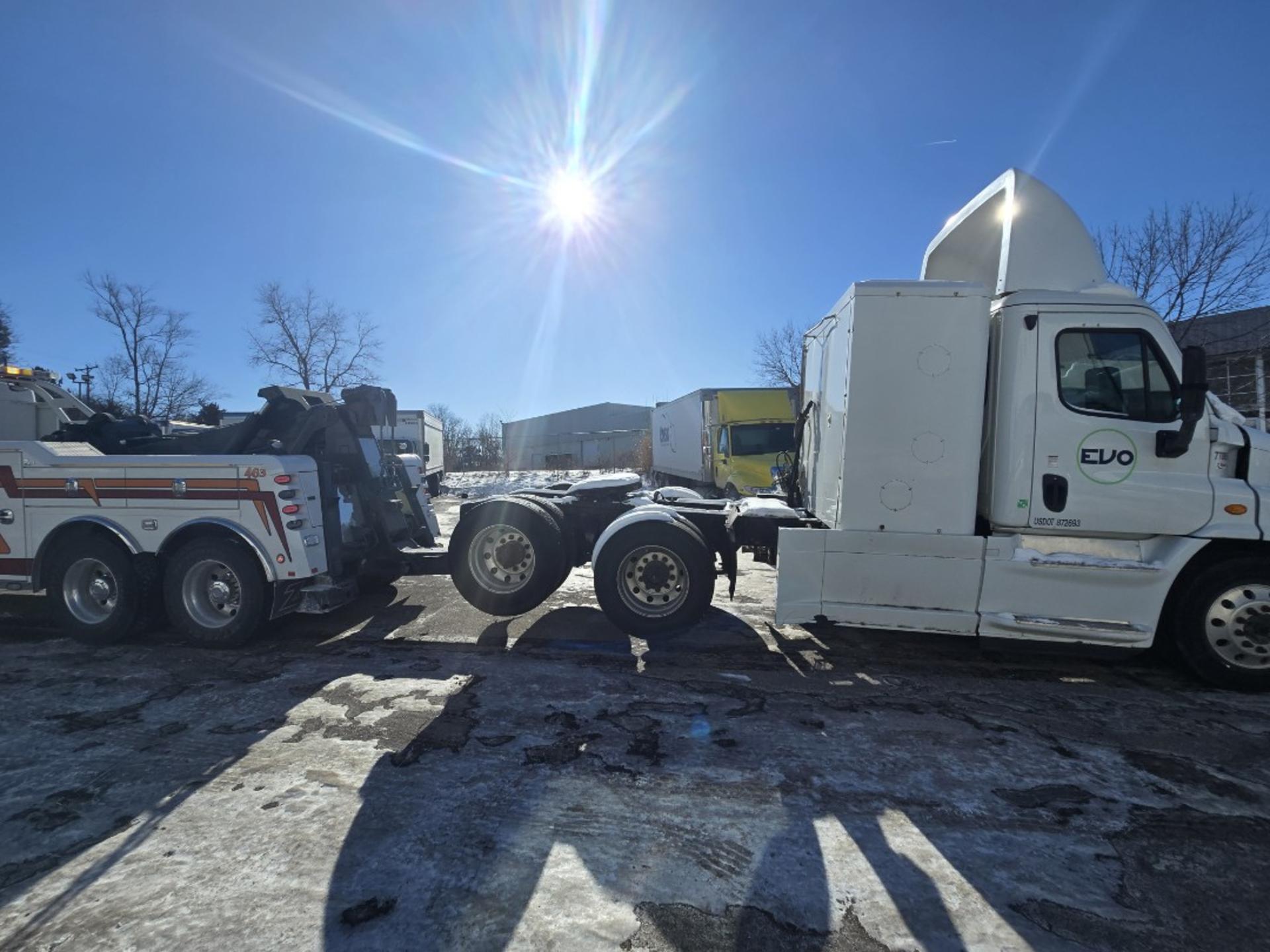 2015 Freightliner Cascadia Day Cab LNG - Cummins ISX12 G 400 HP, 10 Speed, Natural Gas Tractor - Image 5