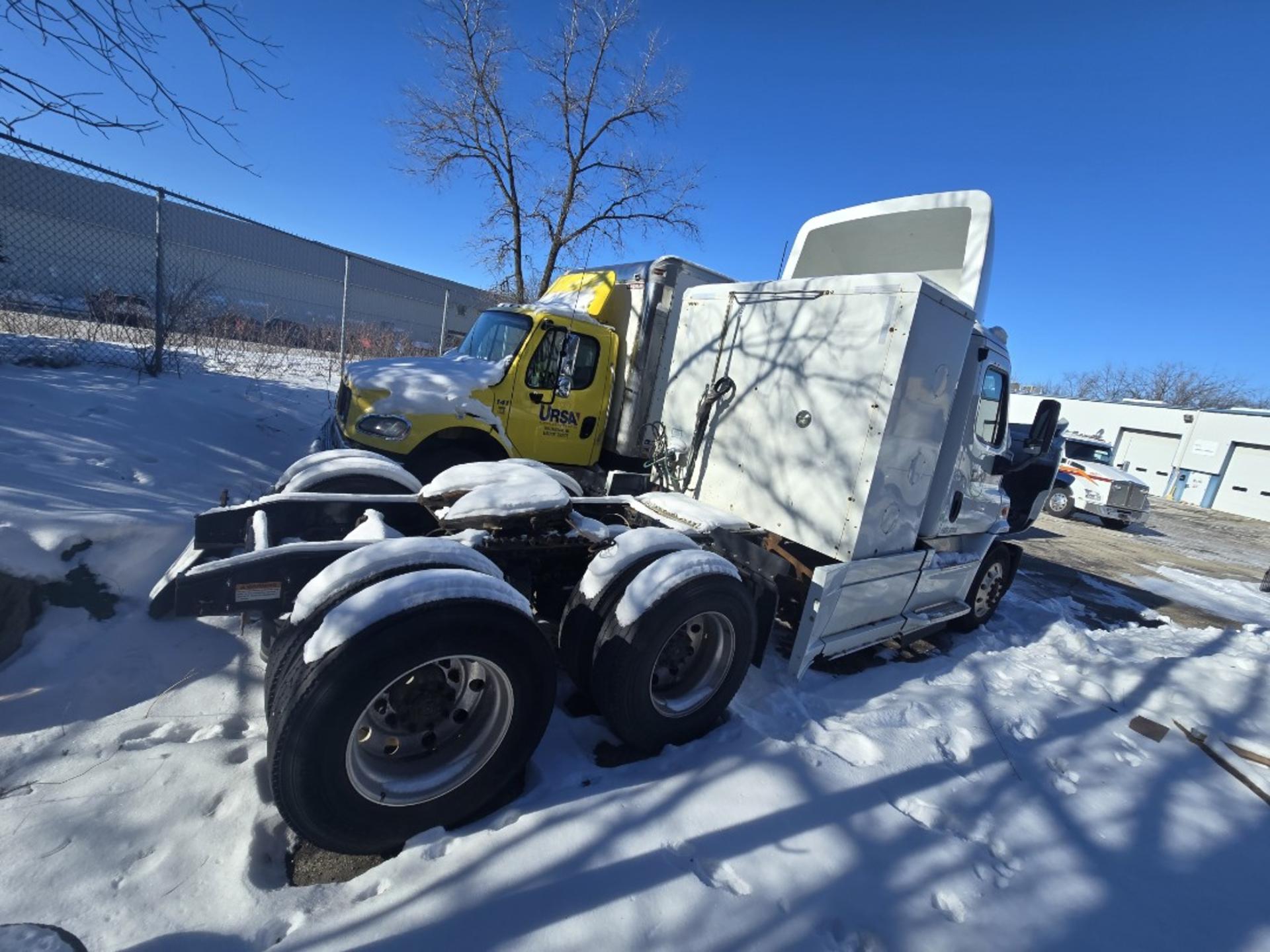 2015 Freightliner Cascadia Day Cab LNG - Cummins ISX12 G 400 HP, 10 Speed, Natural Gas Tractor - Image 8