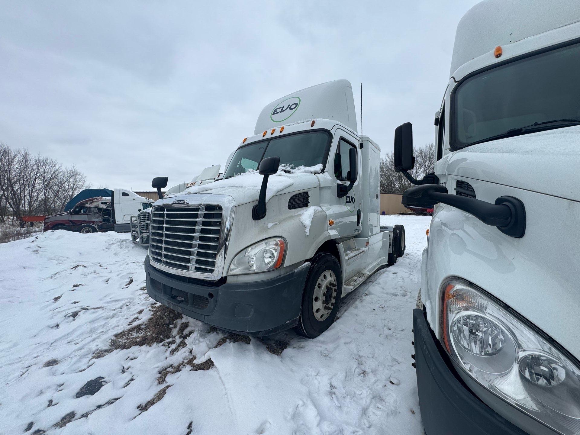 2015 Freightliner Cascadia Day Cab LNG - Cummins ISX12 G 400 HP, 10 Speed, Natural Gas Tractor - Image 3