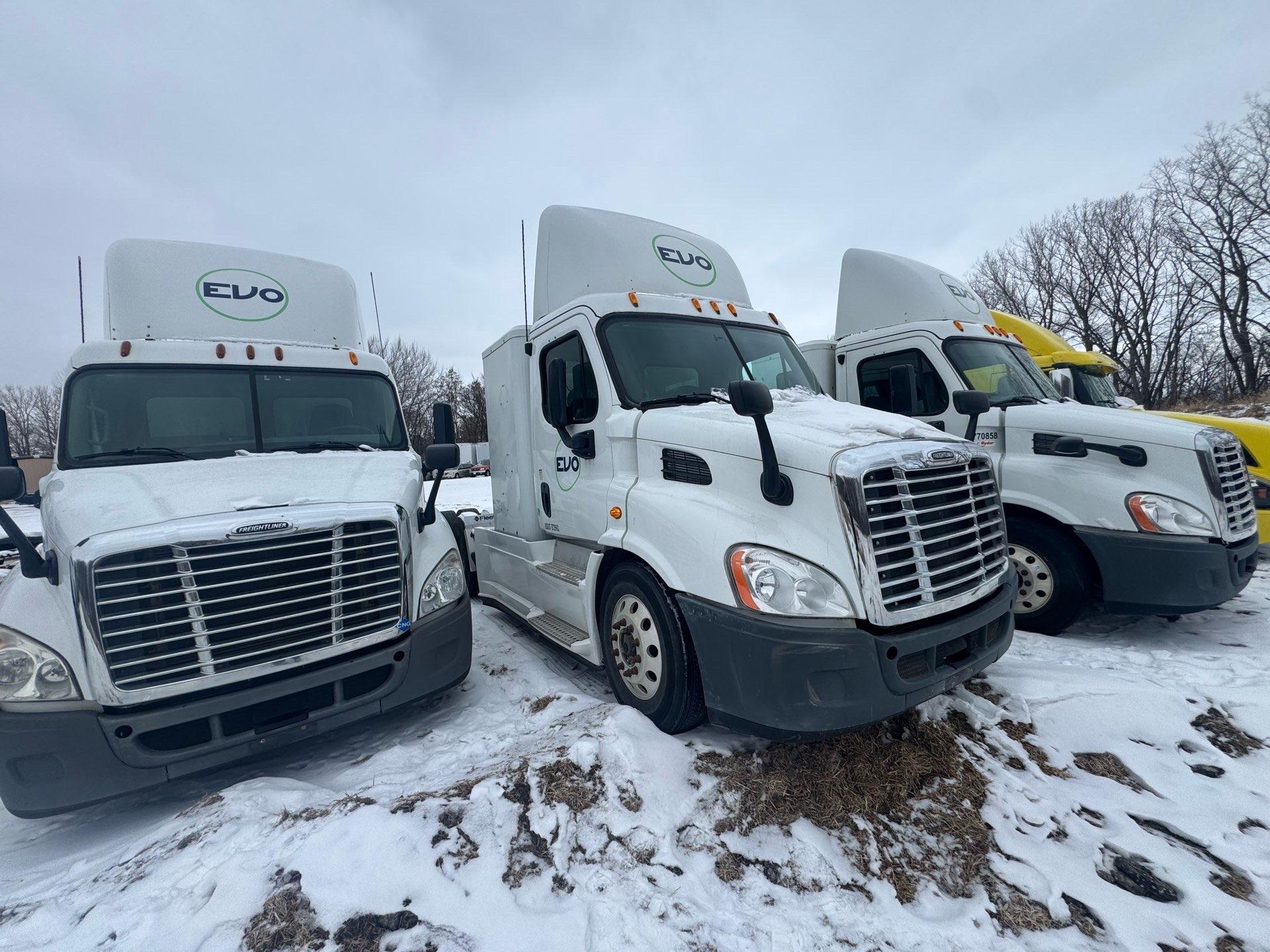 2015 Freightliner Cascadia Day Cab LNG - Cummins ISX12 G 400 HP, 10 Speed, Natural Gas Tractor - Image 4