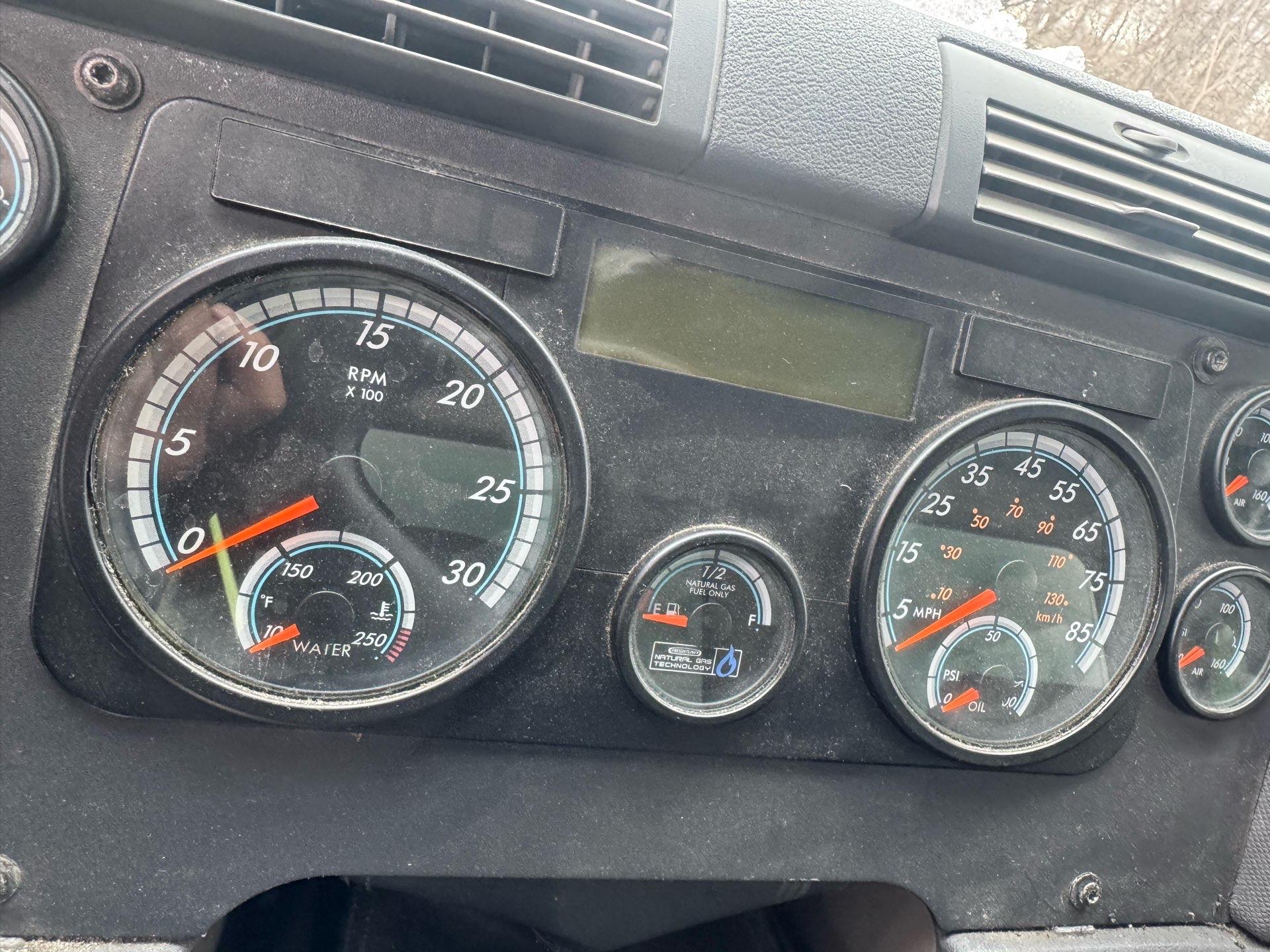 2015 Freightliner Cascadia Day Cab LNG - Cummins ISX12 G 400 HP, 10 Speed, Natural Gas Tractor - Image 5