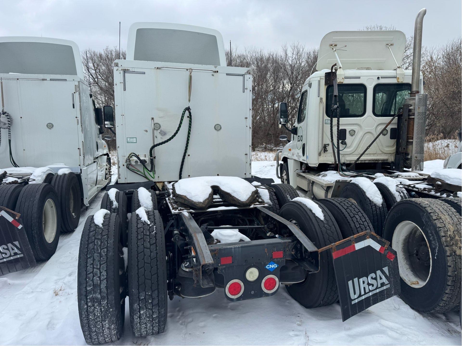 2014 Freightliner Cascadia Day Cab LNG - Cummins ISX12 G 400 HP, 10 Speed, Natural Gas Tractor - Image 2