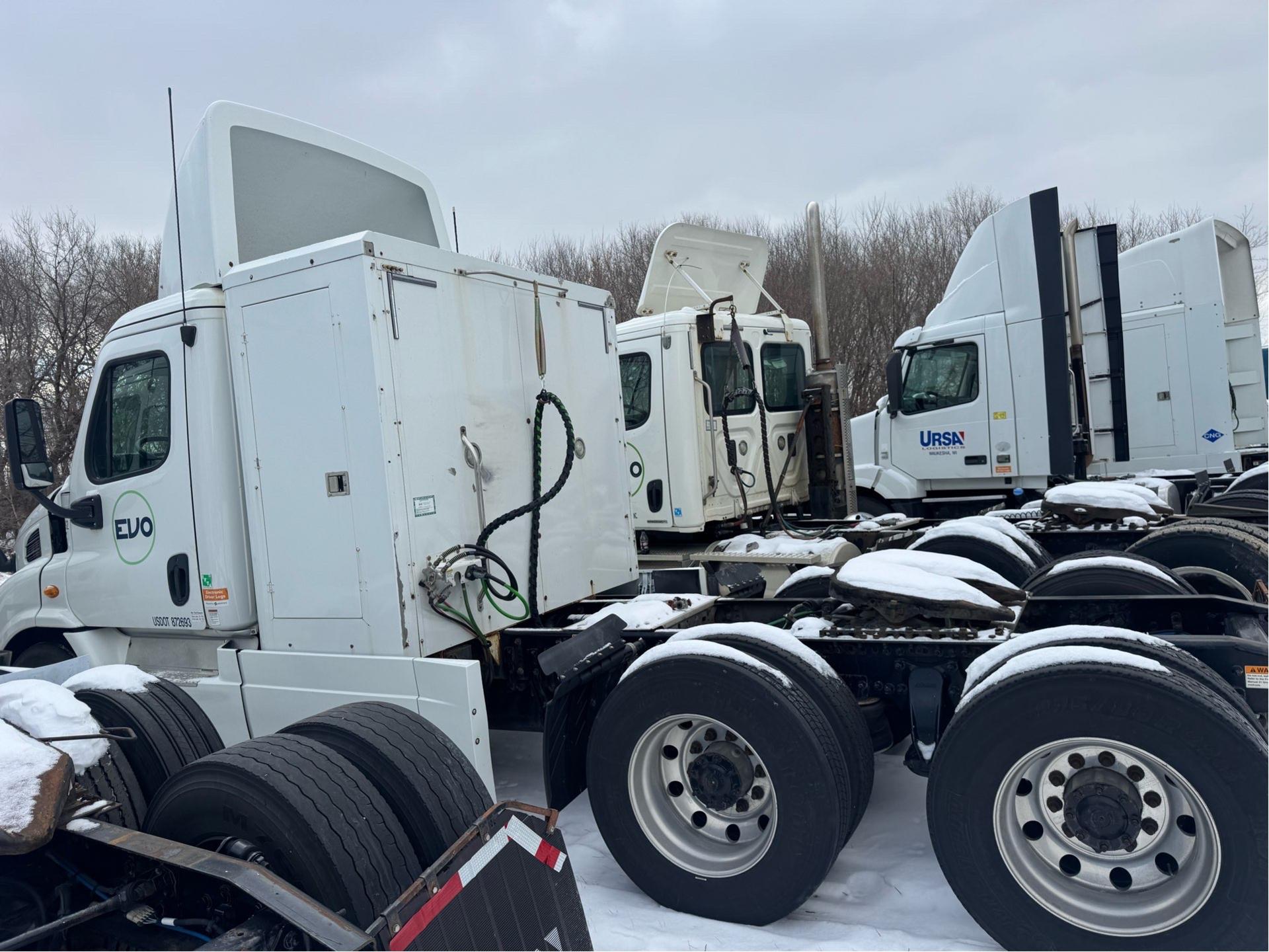 2014 Freightliner Cascadia Day Cab LNG - Cummins ISX12 G 400 HP, 10 Speed, Natural Gas Tractor - Image 3