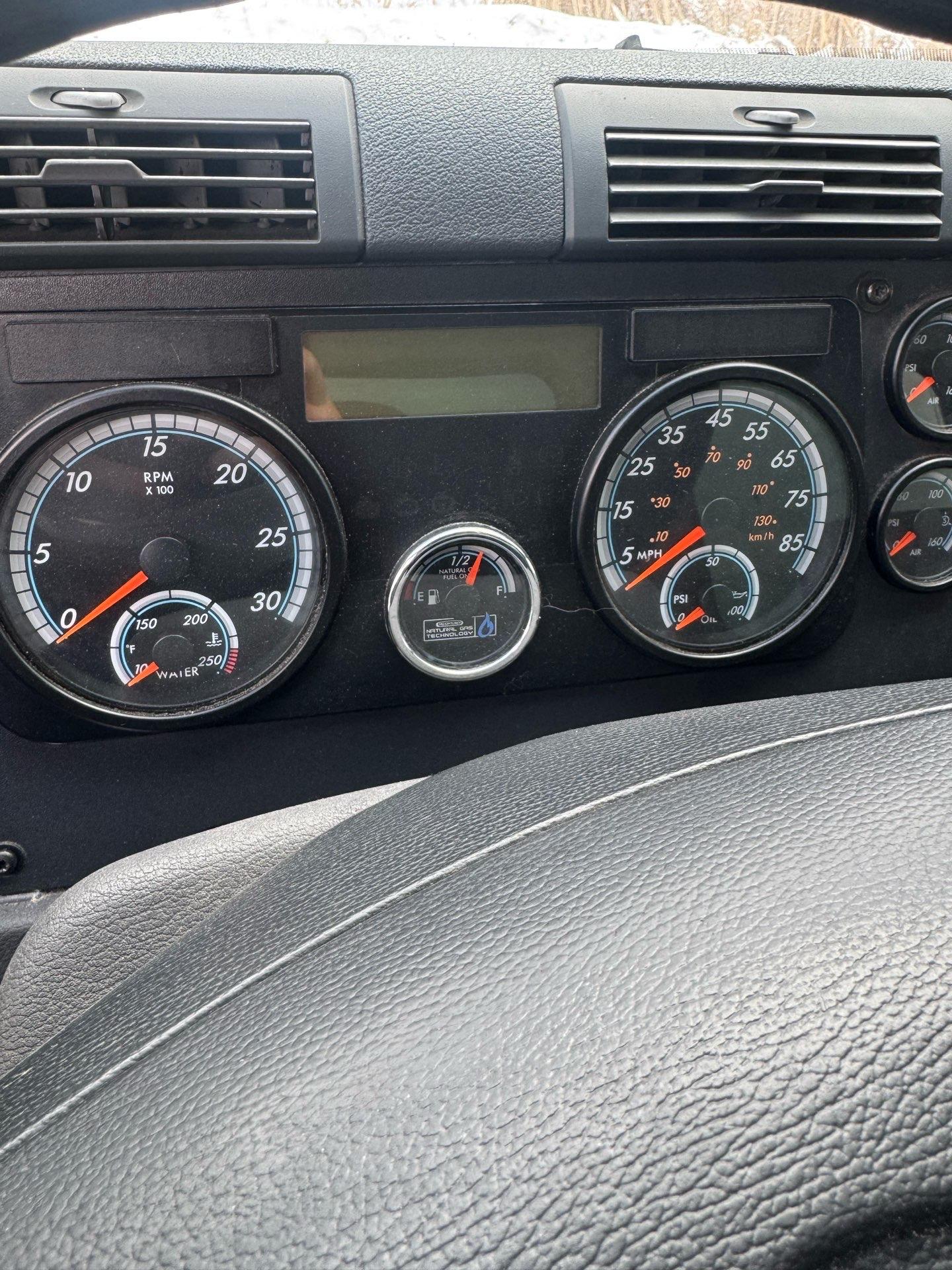 2014 Freightliner Cascadia Day Cab LNG - Cummins ISX12 G 400 HP, 10 Speed, Natural Gas Tractor - Image 5
