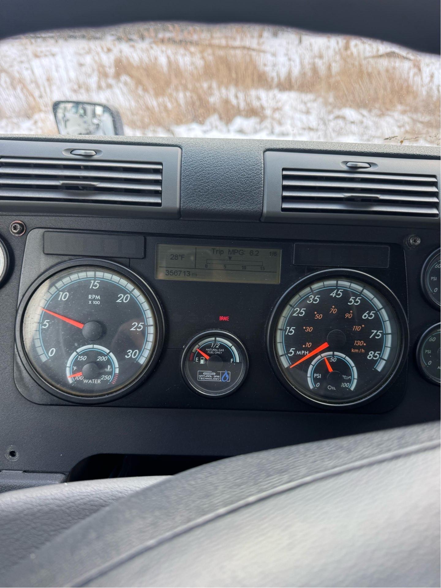 2015 Freightliner Cascadia Day Cab LNG - Cummins ISX12 G 400 HP, 10 Speed, Natural Gas Tractor - Image 5