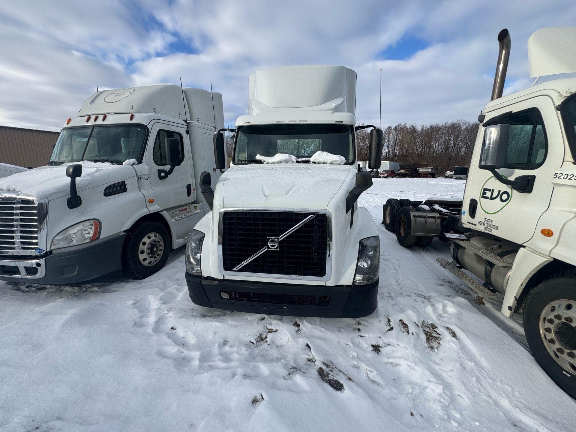 2016 Volvo VNL 760 Day Cab– Volvo D13 455HP, I-Shift 12-Speed Auto, Tandem Axle Class 8 Highway Tractor - Image 3