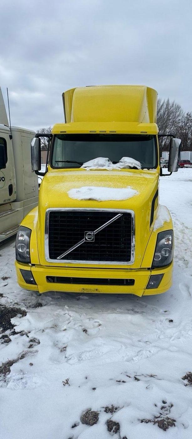 2016 Volvo VNL 760 Sleeper Semi Truck – Volvo D13 455HP, I-Shift 12-Speed Automatic, 77" High-Rise Sleeper, Tandem Axle Highway Tractor - Image 9