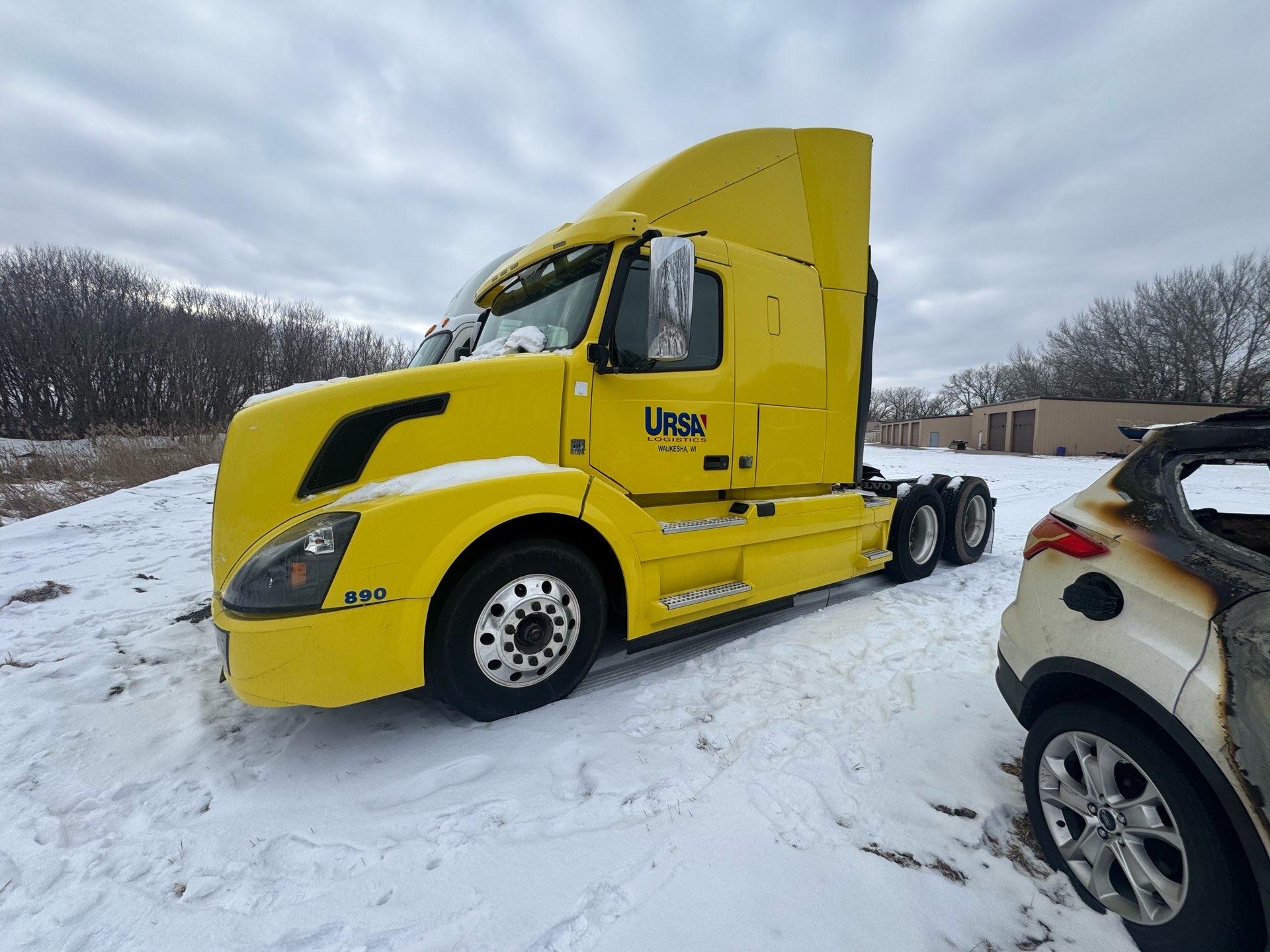 2016 Volvo VNL 760 Sleeper Semi Truck – Volvo D13 455HP, I-Shift 12-Speed Automatic, 77" High-Rise Sleeper, Tandem Axle Highway Tractor - Image 7
