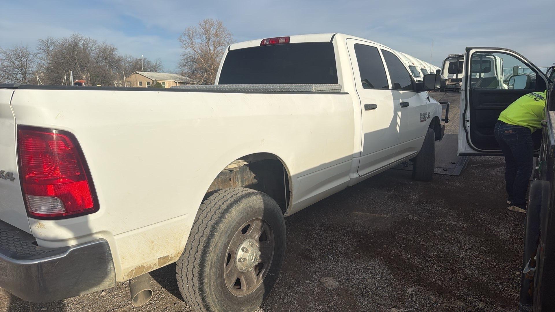 2017 Ram 3500 SRW Crew Cab Pickup – 4x4 Heavy Duty Truck, Cummins Diesel, Long Bed, Single Rear Wheel, Towing Package - Image 4