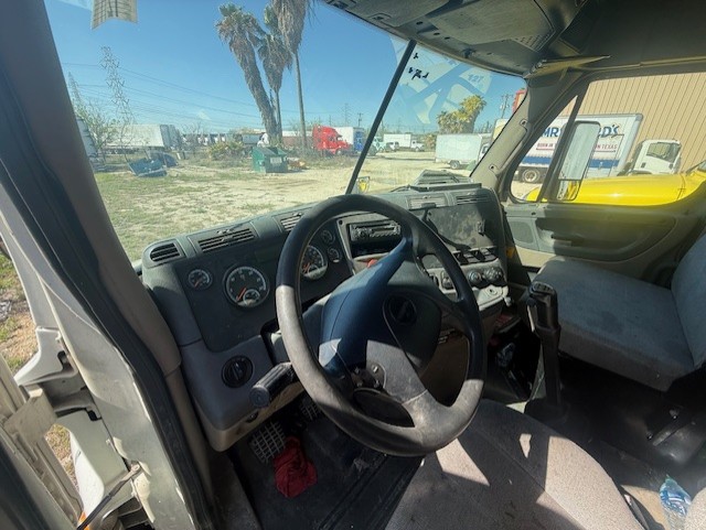 Freightliner Cascadia Day Cab LNG, 2015 - Cummins ISX12 G 400 HP, 10 Speed, Natural Gas Tractor - Image 5