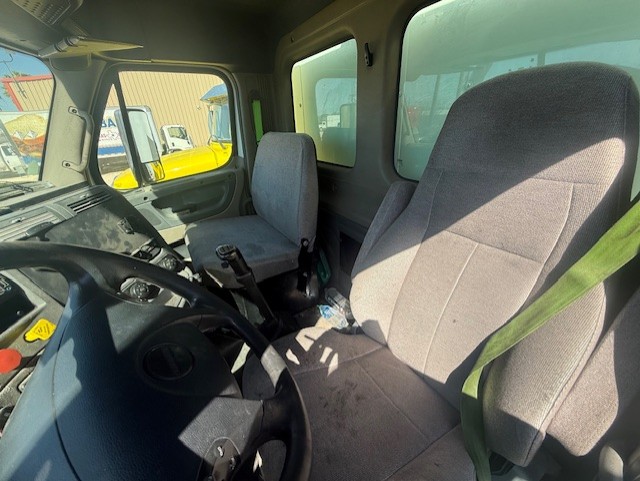 Freightliner Cascadia Day Cab LNG, 2015 - Cummins ISX12 G 400 HP, 10 Speed, Natural Gas Tractor - Image 6