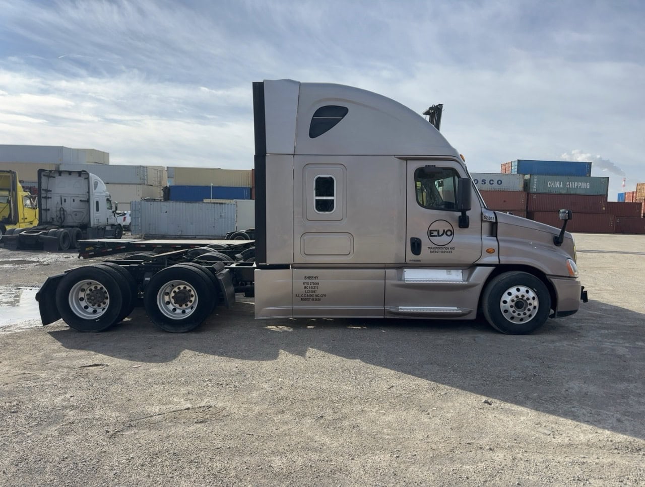 2015 Freightliner Cascadia Sleeper – Detroit DD15 455HP – Eaton 10 Speed – Tandem Axle Highway Tractor - Image 9