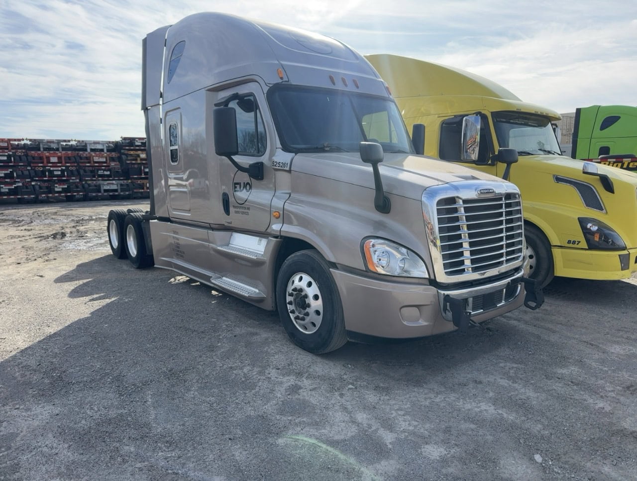 2015 Freightliner Cascadia Sleeper – Detroit DD15 455HP – Eaton 10 Speed – Tandem Axle Highway Tractor - Image 10