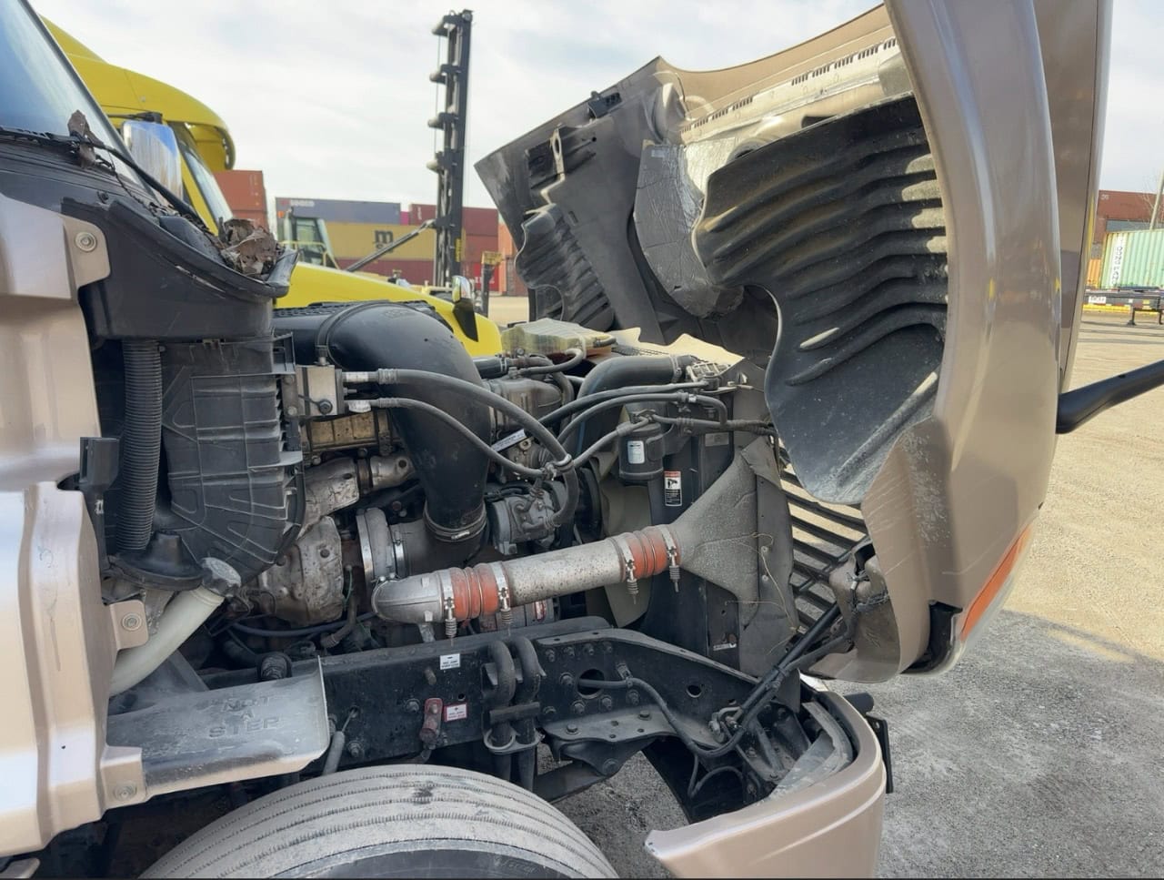 2015 Freightliner Cascadia Sleeper – Detroit DD15 455HP – Eaton 10 Speed – Tandem Axle Highway Tractor - Image 12