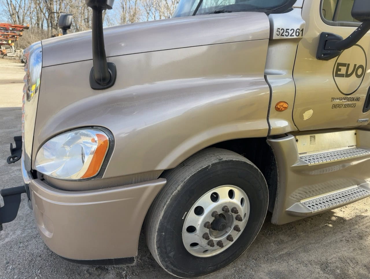 2015 Freightliner Cascadia Sleeper – Detroit DD15 455HP – Eaton 10 Speed – Tandem Axle Highway Tractor - Image 15